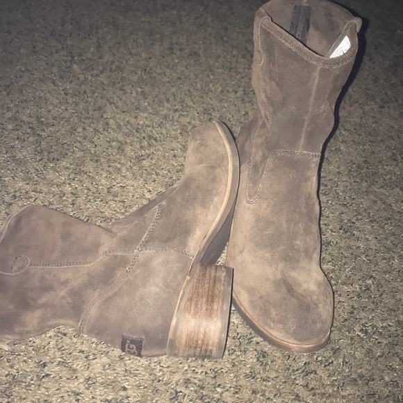 UGG Shoes - NWOB—UGG’S ADORABLE PULL ON DISTRESSED ANKLE BOOTS